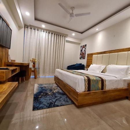 Hotel Golf View Sakura-Golf Course Road Гургаон Екстериор снимка