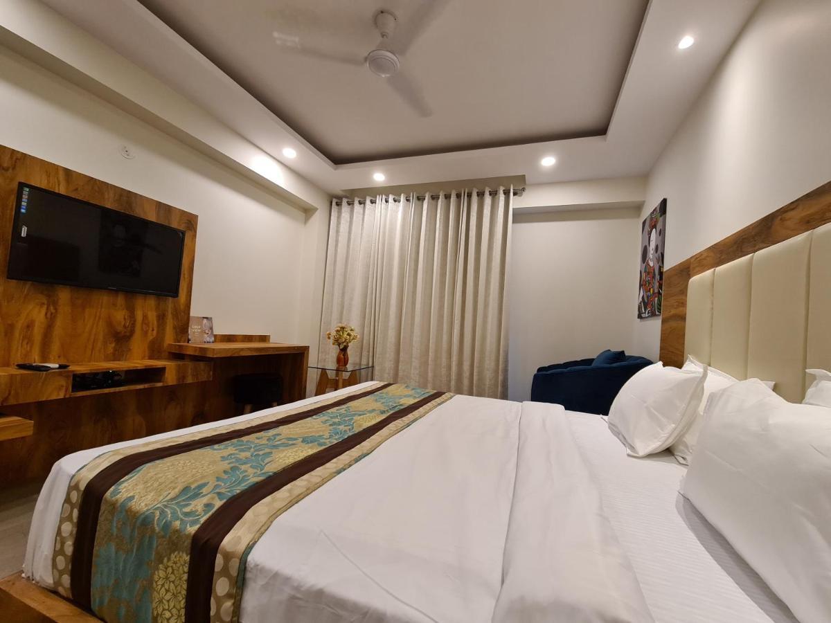 Hotel Golf View Sakura-Golf Course Road Гургаон Екстериор снимка
