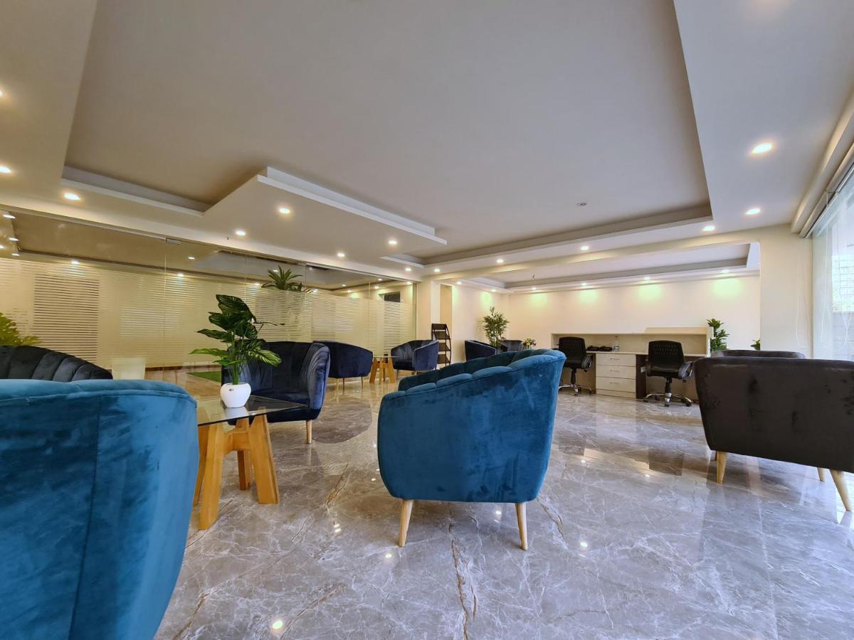 Hotel Golf View Sakura-Golf Course Road Гургаон Екстериор снимка