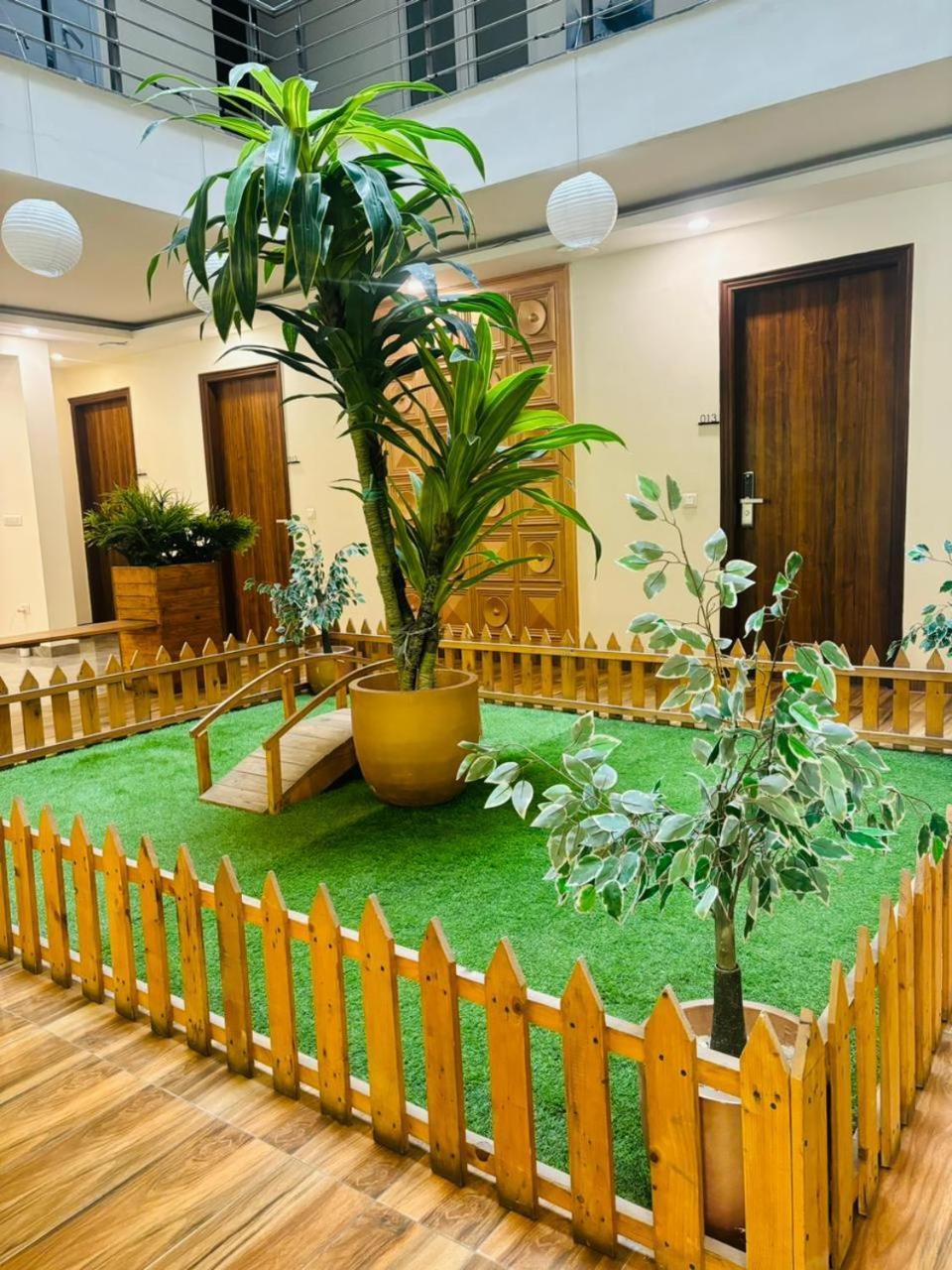 Hotel Golf View Sakura-Golf Course Road Гургаон Екстериор снимка