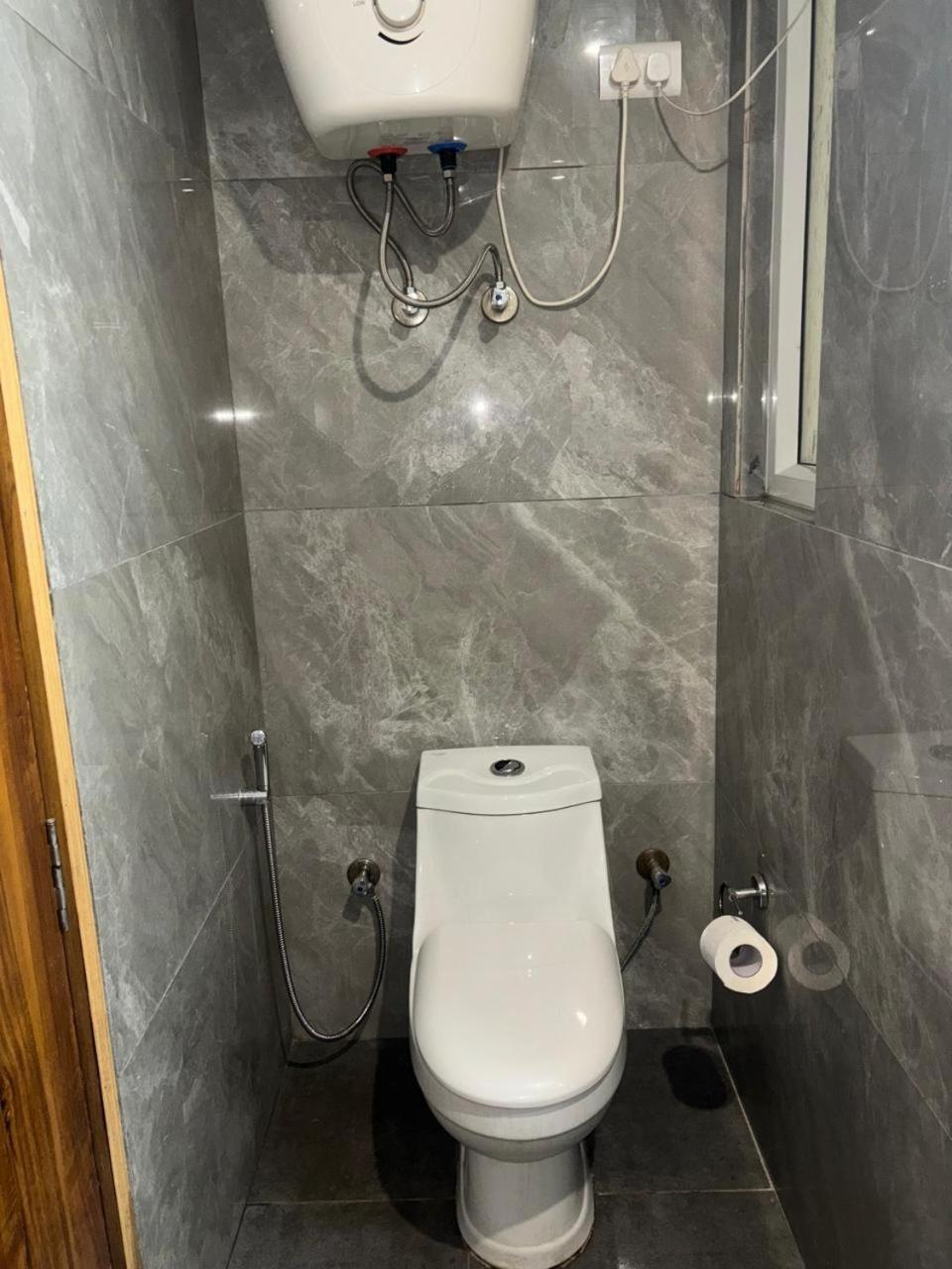 Hotel Golf View Sakura-Golf Course Road Гургаон Екстериор снимка